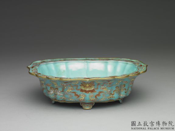 Planter with decoration of assorted treasures in yancai polychrome enamels on a green ground, Qing dynasty, Jiaqing reign (1796-1820)